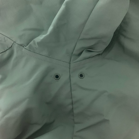 Lands End Mens Large Sage Green Vented Rain Jacket with foldable hood - Picture 5 of 5